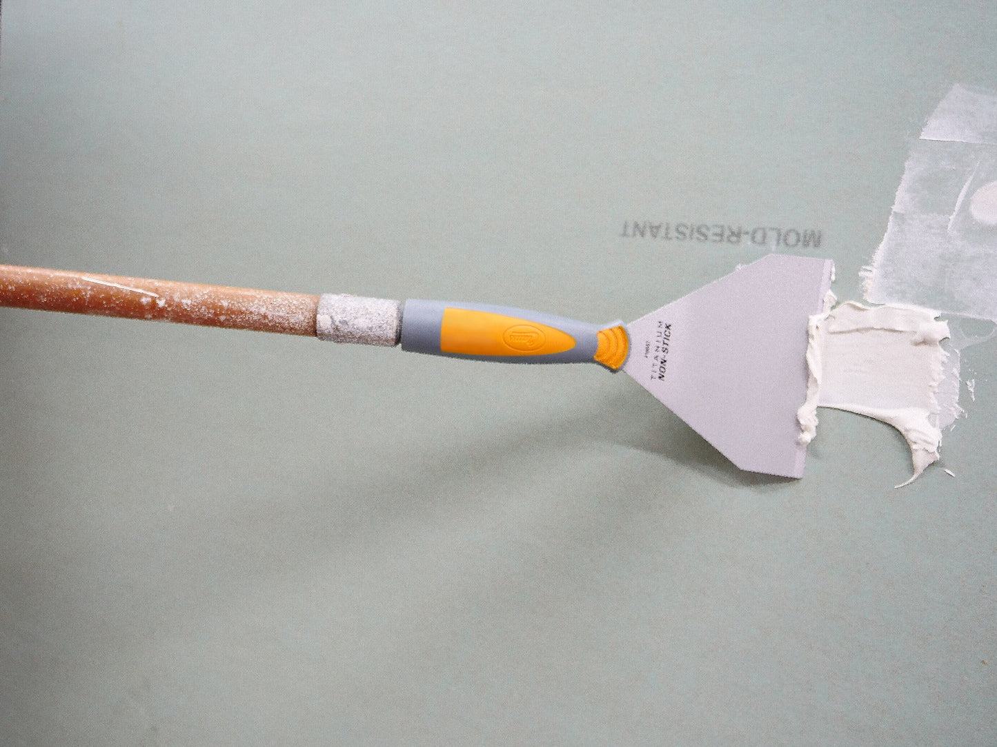 Clauss 5’’ Titanium Non-Stick STIFF Chisel-End Bent Scraper with Threaded Female Handle and Hammer End - 18857